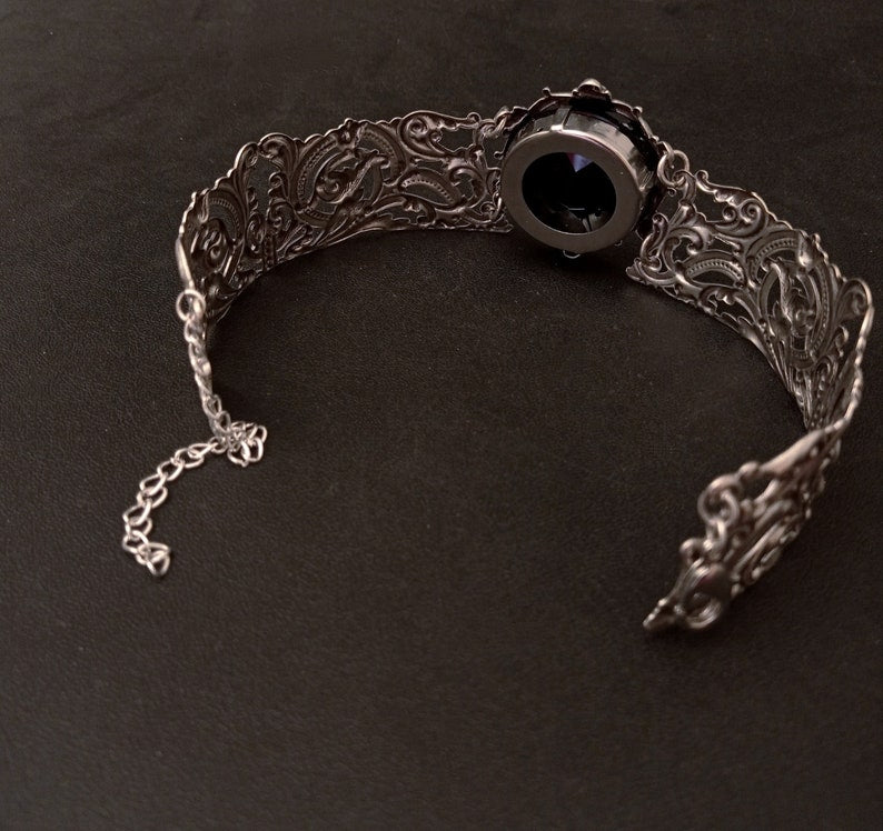 Black crystal collar