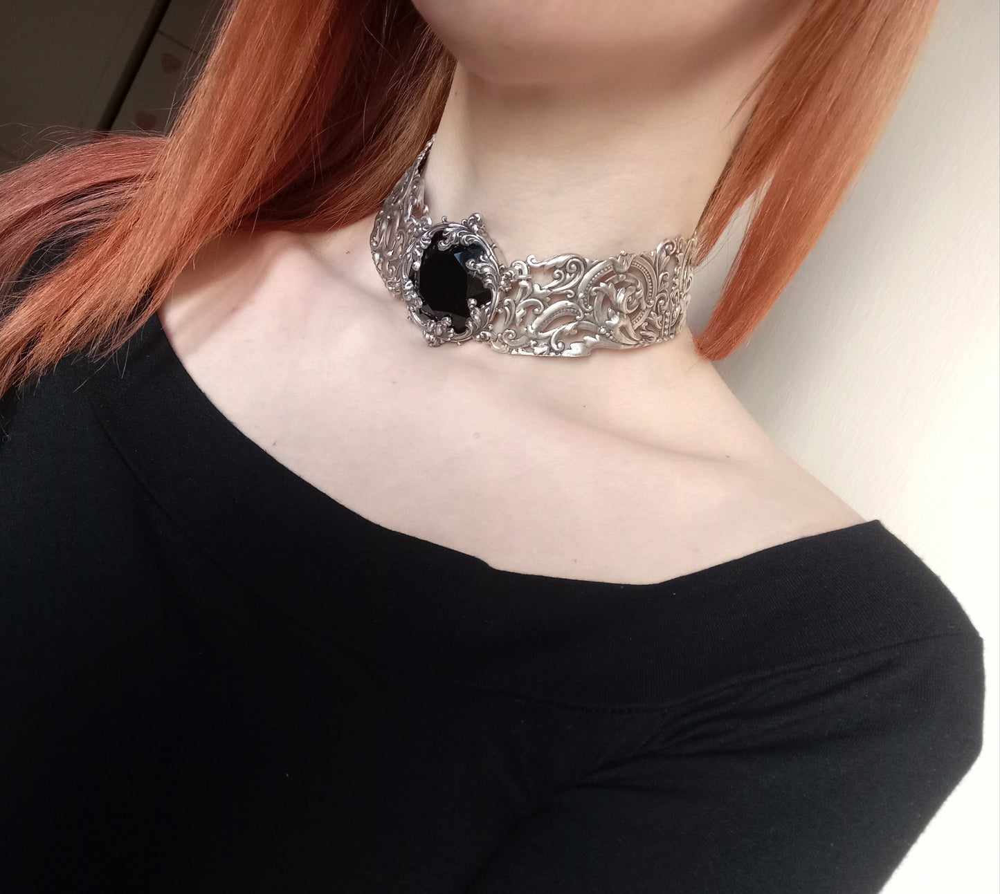 Black crystal collar