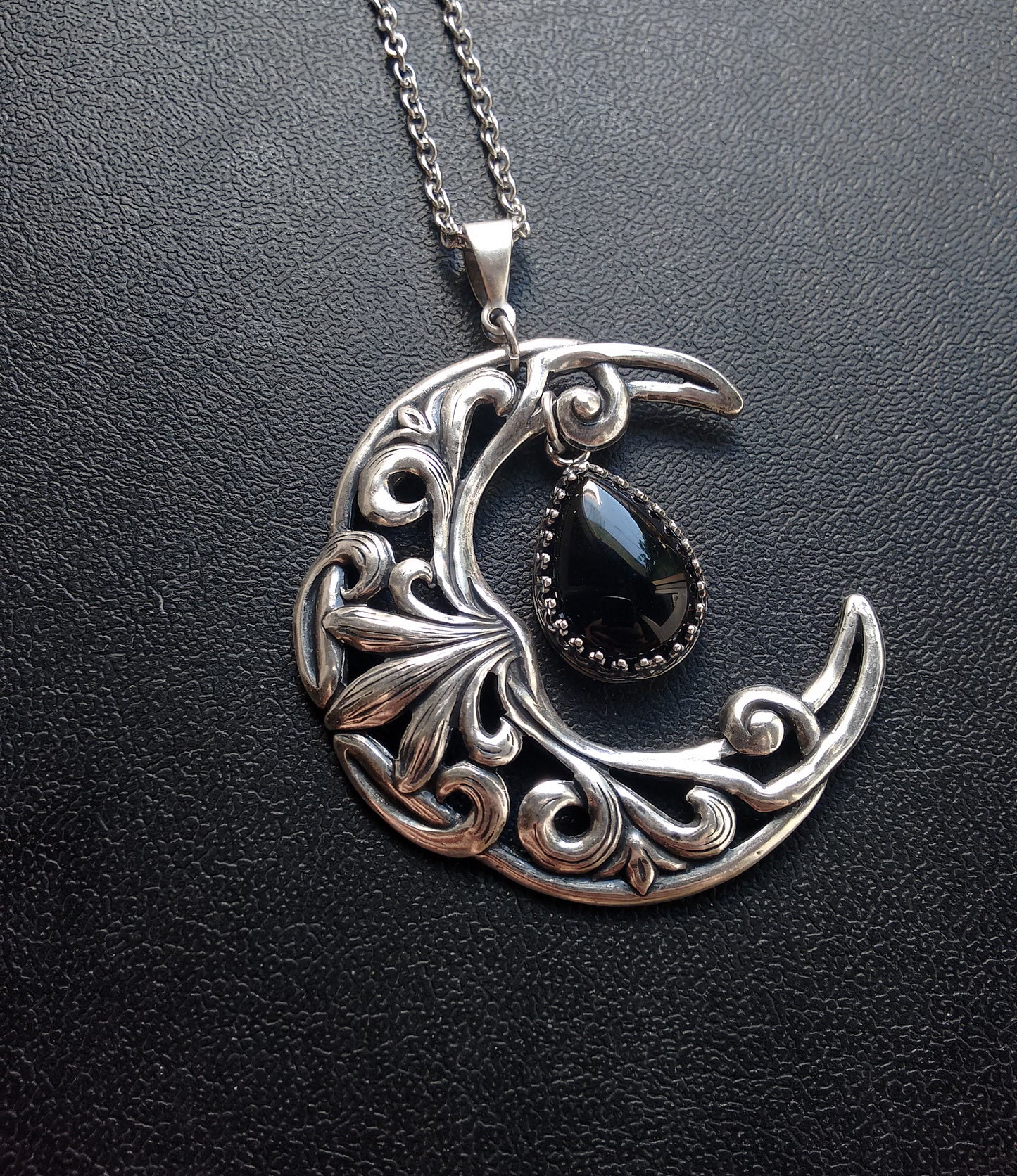 Gothic Necklace. A highly detailed silver crescent moon necklace with celtic-like patterns hosts a beautiful 18x13mm black Onyx cabochon. Gothic Jewelry, Wiccan witchy jewelry by Aranwen.