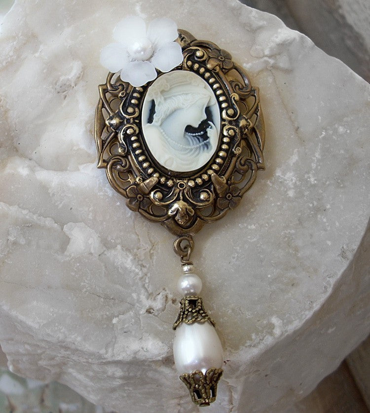 Brass Brooch with White Cameo and Pearls - Aranwen's Jewelry
 - 3