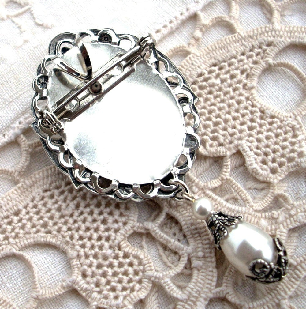 Brass Brooch with White Cameo and Pearls - Aranwen's Jewelry
 - 4